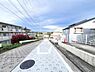 外観：前面道路を含めた現地写真です。
