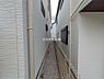 外観：前面道路を含めた現地写真です。