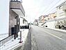 外観：前面道路を含めた現地写真です。