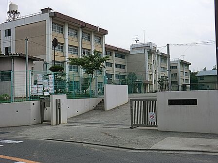 川崎市立犬蔵中学校まで約890m(徒歩12分)