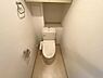 トイレ：トイレでございます。収納棚付きでペーパーの保管場所にも困りませんね。