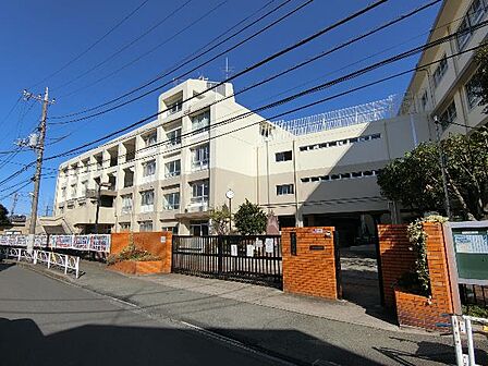 川崎市立向丘中学校まで約240m(徒歩3分)