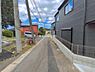 外観：前面道路を含めた現地写真です。