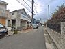 外観：前面道路を含めた現地写真です。