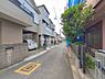 外観：前面道路を含めた現地写真です。