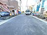 外観：前面道路を含めた現地写真です。