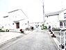 外観：前面道路を含めた現地写真です。
