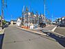 外観：前面道路を含めた現地写真です。
