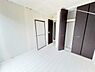洋室：木の温もりが優しいフローリングの収納スペース付き洋室です。