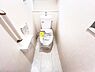 トイレ：快適に使用できる温水洗浄便座付きトイレです。