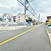 外観：前面道路を含めた現地写真です。
