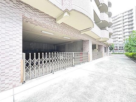 駐車場ももちろん完備しておりますのでお車所有の方にも心強いです。