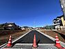 外観：前面道路を含めた現地写真です。