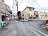 外観：前面道路を含めた現地写真です。