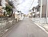 外観：前面道路を含めた現地写真です。