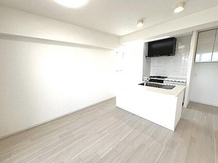 お食事中もキッチンと会話が楽しめるダイニングスペース。