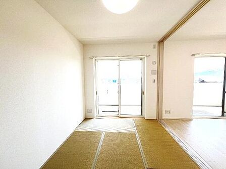 和室スペースです。畳のお部屋は寛げる空間ですね。