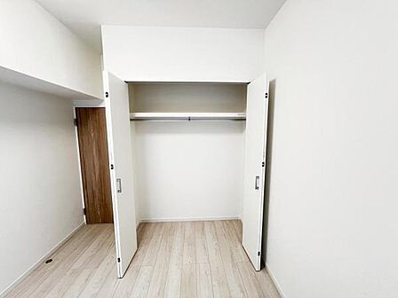 いつでもお部屋をスッキリお使い頂ける収納スペースを設置。