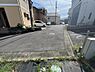 外観：前面道路を含めた現地写真です。