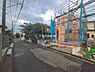 外観：前面道路を含めた現地写真です。