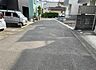 外観：前面道路を含めた現地写真です。