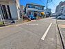 外観：前面道路を含めた現地写真です。