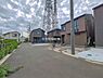 外観：前面道路を含めた現地写真です。