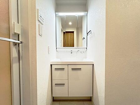 洗面化粧台です。朝の身支度から1日が始まります。
