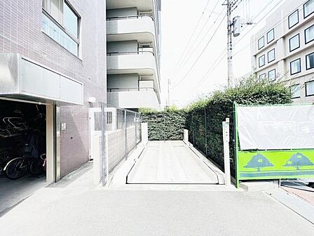 駐車場ももちろん完備しておりますのでお車所有の方にも心強いです。