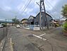 外観：前面道路を含めた現地写真です。
