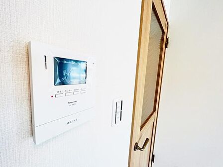訪問者を確認できるTVモニター付きインターフォンです。