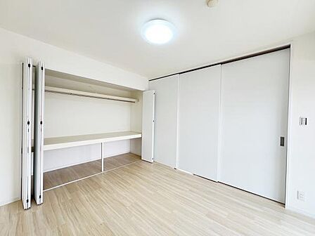 いつでもお部屋をスッキリお使い頂ける収納スペースを設置。
