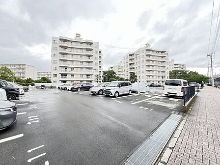 駐車場ももちろん完備しておりますのでお車所有の方にも心強いです。
