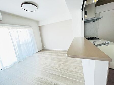 お食事中もキッチンと会話が楽しめるダイニングスペース。