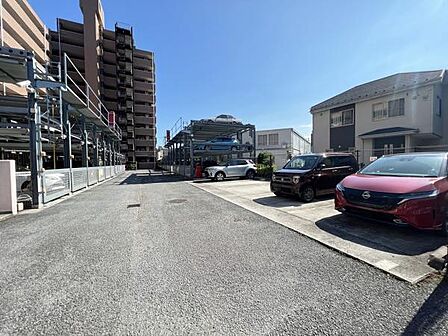 駐車場ももちろん完備しておりますのでお車所有の方にも心強いです。