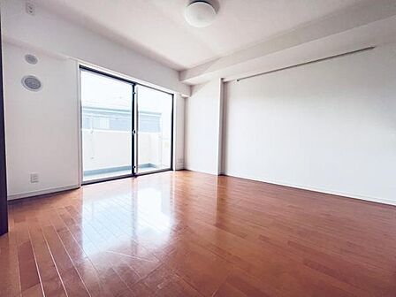 家族団らんの場所としてゆったりと居心地の良いリビングです。