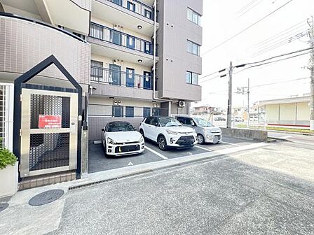 駐車場ももちろん完備しておりますのでお車所有の方にも心強いです。