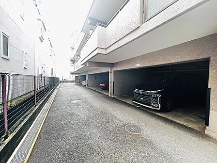 駐車場ももちろん完備しておりますのでお車所有の方にも心強いです。