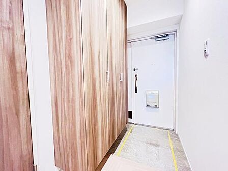 散らかりがちな玄関もスッキリの玄関収納付。