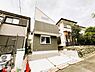 外観：前面道路を含めた現地写真です。