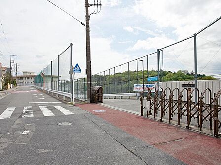 綾瀬市立北の台中学校まで約750m（徒歩10分）