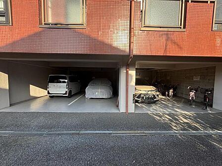駐車場ももちろん完備しておりますのでお車所有の方にも心強いです。