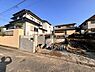 外観：前面道路を含めた現地写真です。