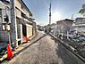 外観：前面道路を含めた現地写真です。