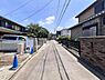 外観：前面道路を含めた現地写真です。