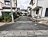 外観：前面道路を含めた現地写真です。