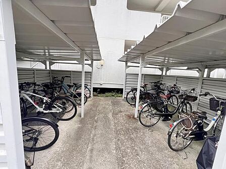 敷地内の駐輪場です。