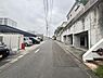 外観：前面道路を含めた現地写真です。