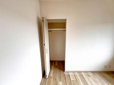 いつでもお部屋をスッキリお使い頂ける収納スペースを設置。