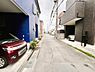 外観：前面道路を含めた現地写真です。